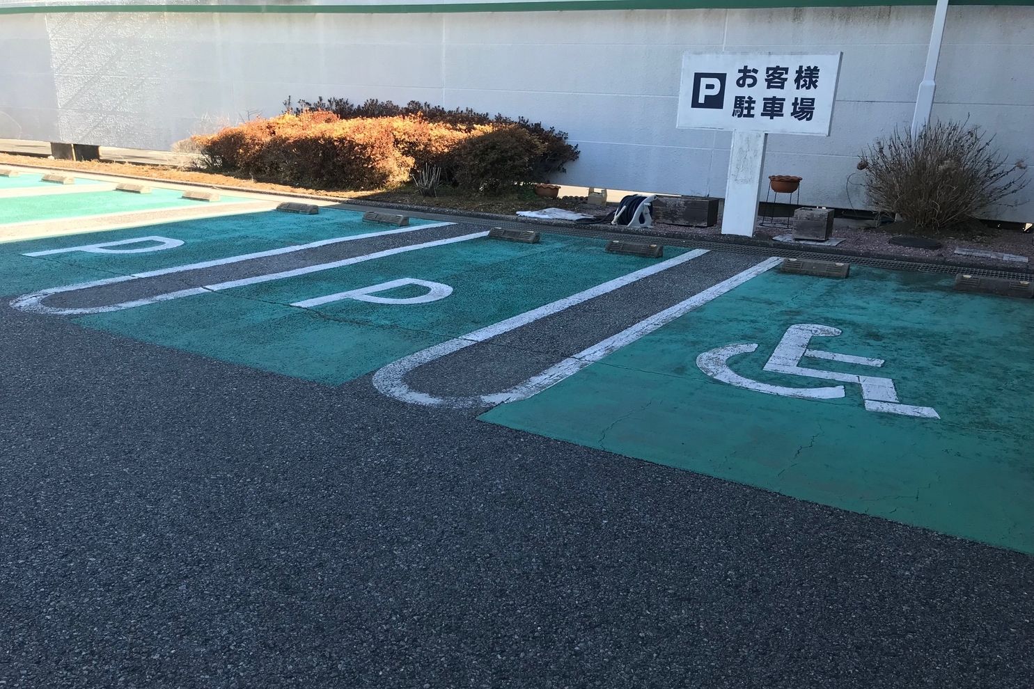 松飛台店　駐車場